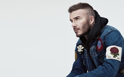 乐鱼电竞精华-加布里埃尔与队友庆祝胜利